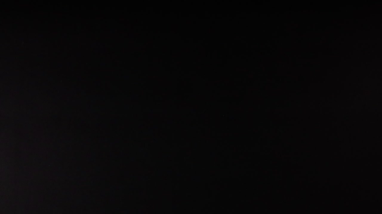 синий теннисный мяч движется по рамкам