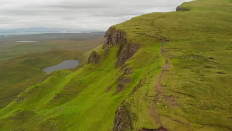 toma aérea de una exuberante cresta verde en escocia durante un día nublado