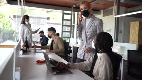 Verschiedene-Kolleginnen-Arbeiten-Im-Büro-Zusammen