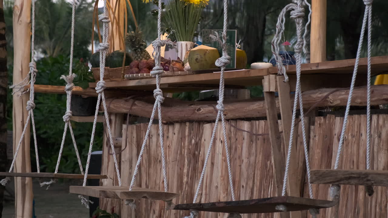 bar de playa rústico con estantes colgantes