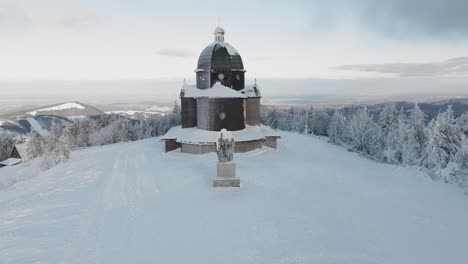 acercamiento a la capilla radhost congelada con pan durante una hora dorada de la mañana en invierno, beskydy 4k