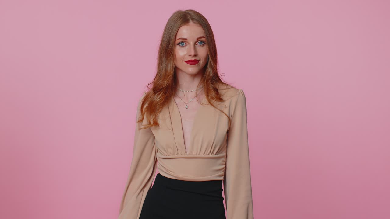 사업가 소녀는 말하지 말고 손바닥을 접고 손을 어 멈추는 제스처, 끝, 위험의 경고