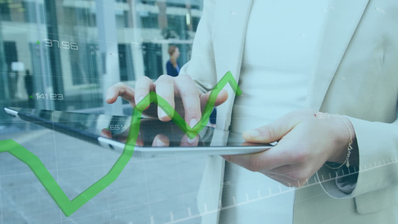 animación del procesamiento de datos financieros con línea verde sobre empresario caucásico usando tableta.