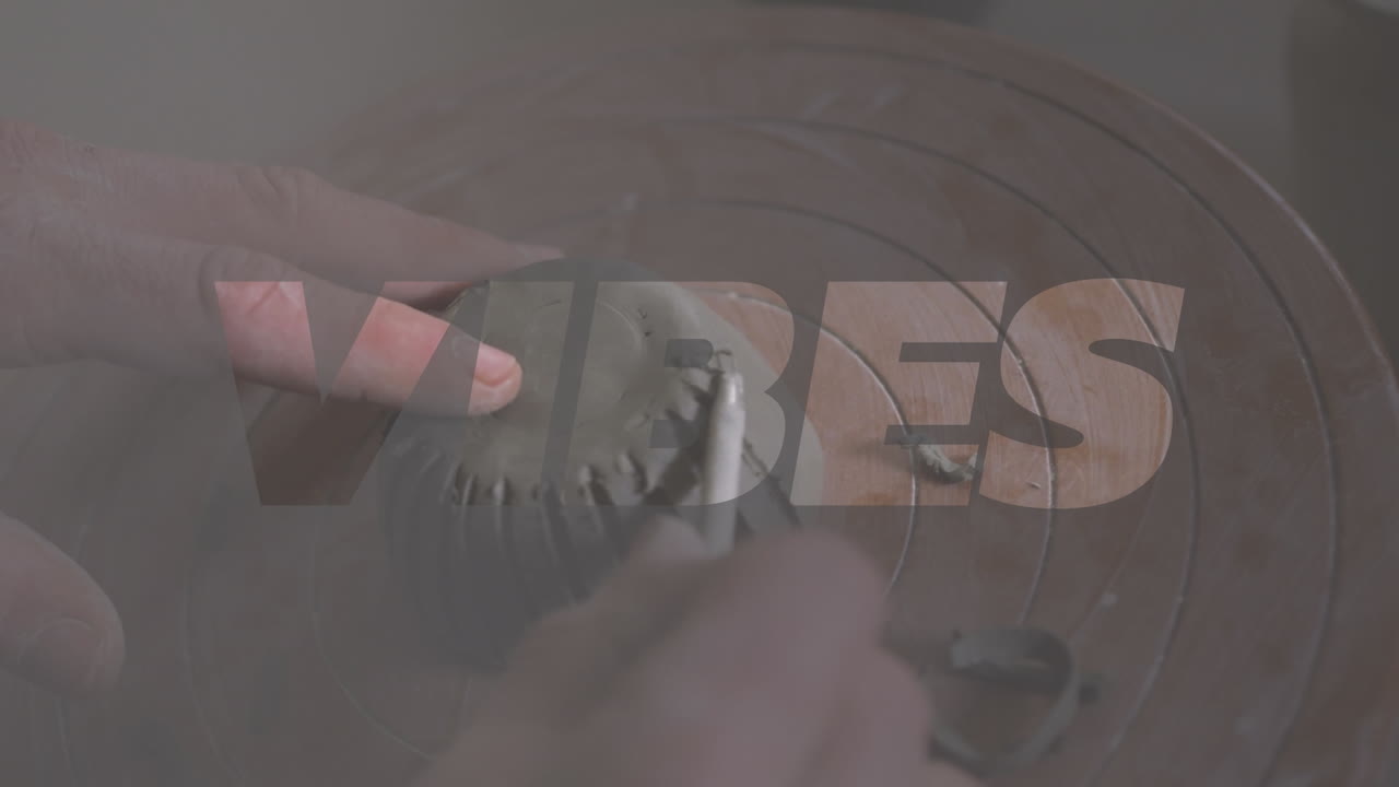 animación de vibraciones texto sobre las manos de un hombre caucásico formando cerámica