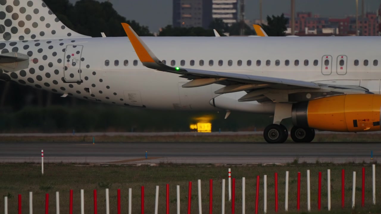 Fusoliera di aereo commerciale al tramonto