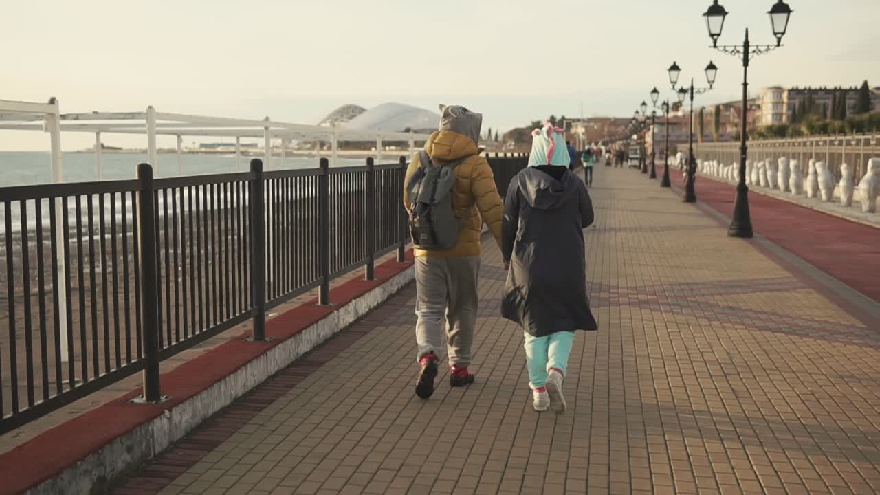 Couple marchant sur un sentier en bord de mer