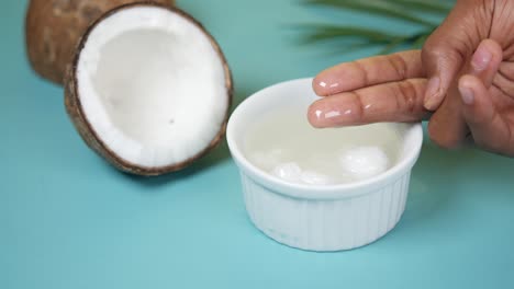 recoger el aceite de coco a mano de un recipiente,