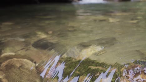 Agua-Corriente.-Camara-Lenta.