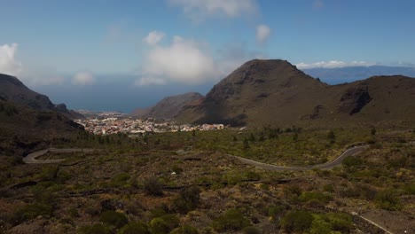 Schöne-Landschaft-Von-Stadtgebäuden-Straße-Zwischen-Berg-Spanien-Teneriffa-Drohne-Geschossen-4k-Insel