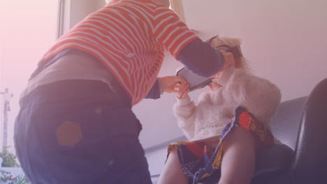 vr 헤드 ⁇  으로 놀고 있는 미소 짓는 백인 형제자매 의 애니메이션