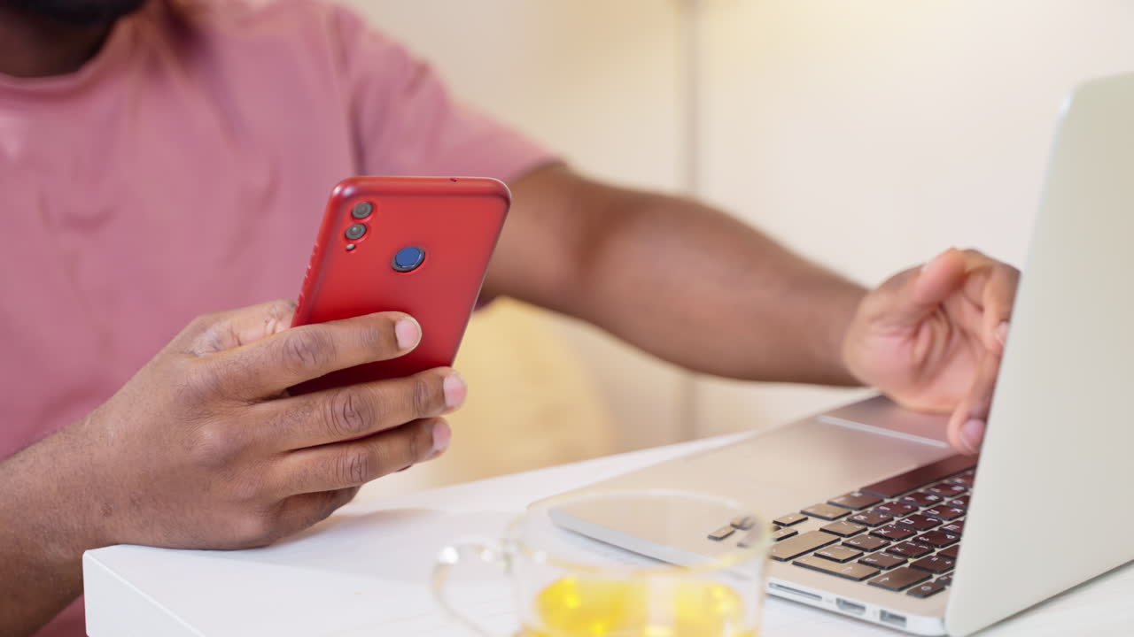 persona que utiliza un teléfono inteligente y una computadora portátil