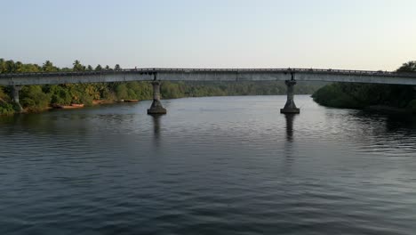 Río-Karl-En-La-Aldea-Malvan-Koran-Nerur-Paar-Puente-Tiro-Con-Drones