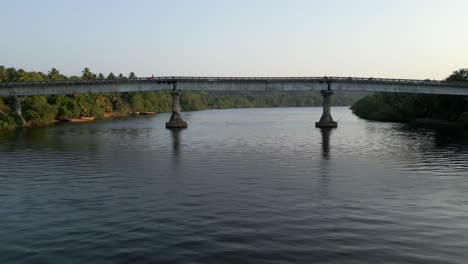 río karl en el pueblo malvan koran nerur pare puente disparo de avión no tripulado