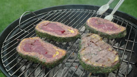 bistec cubierto con carne picada y queso cheddar se cocina a la parrilla