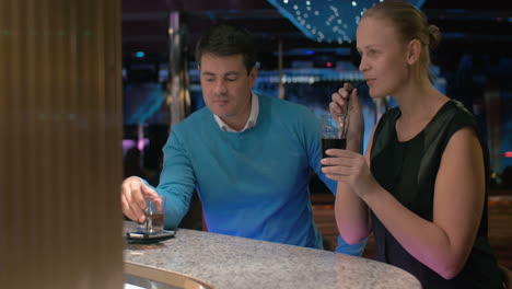 Man-and-woman-spending-nice-evening-in-the-bar