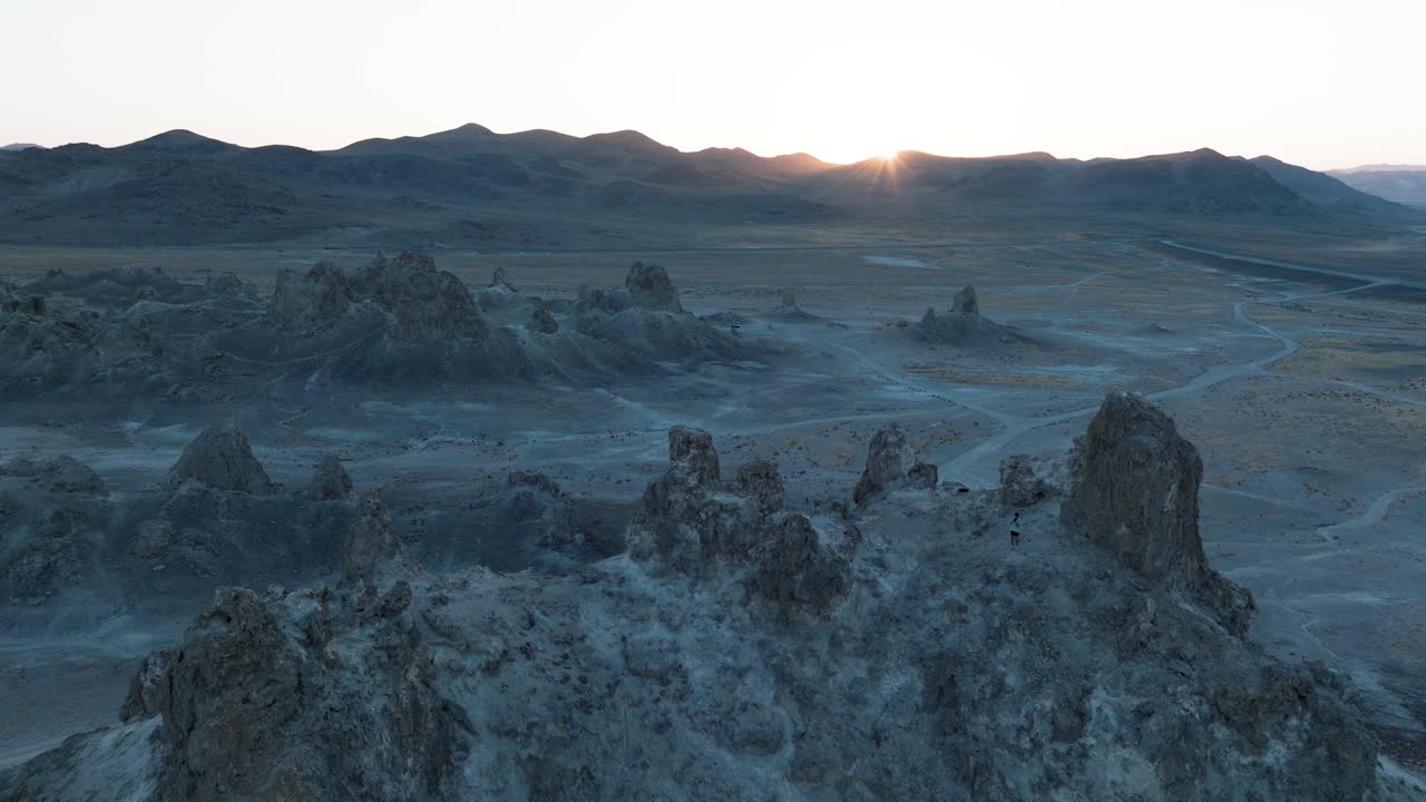 drone aéreo disparado trona pinnacles desierto de california al atardecer
