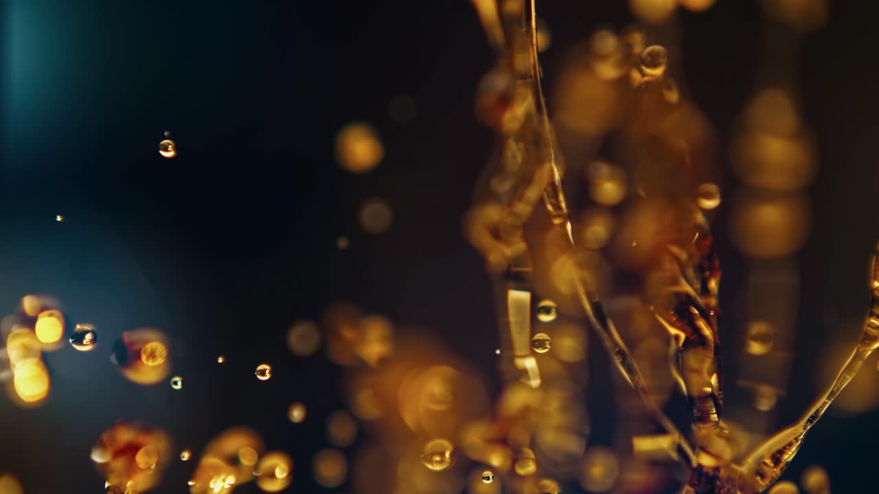 빛이 나는 어두운 장면과 약간의 불꽃과 액체가 튀는 장면