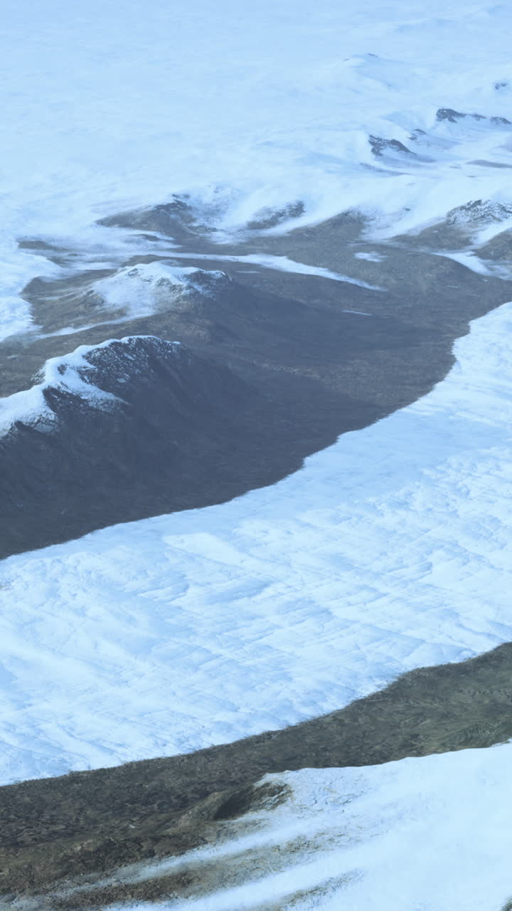 눈 인 산 들 과 빙하 를 공중 에서 볼 수 있다