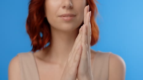 mujer aplicando crema para las manos