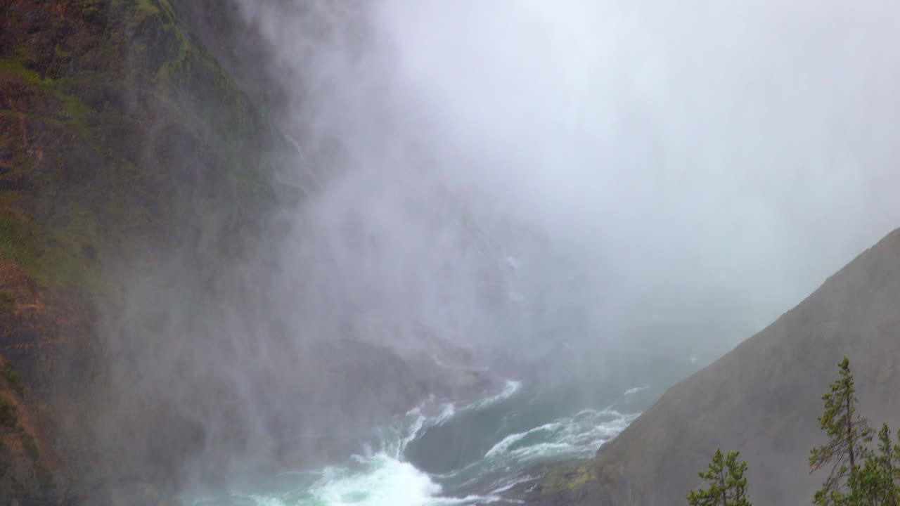 옐로 스톤의 낮은 폭포의 안개와 캐스케이드까지 강 상류 패닝 샷