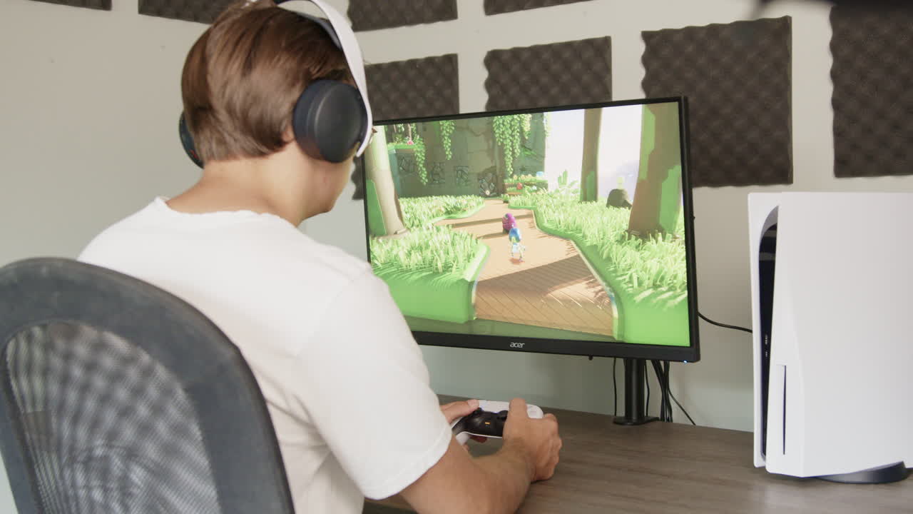 ps와 함께 플레이스테이션에서 게임을 하는 소년