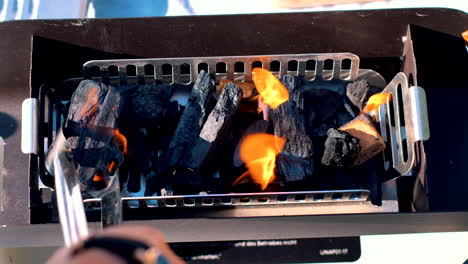 reemplazando el carbón y los encendedores en la parrilla para una barbacoa perfectamente preparada