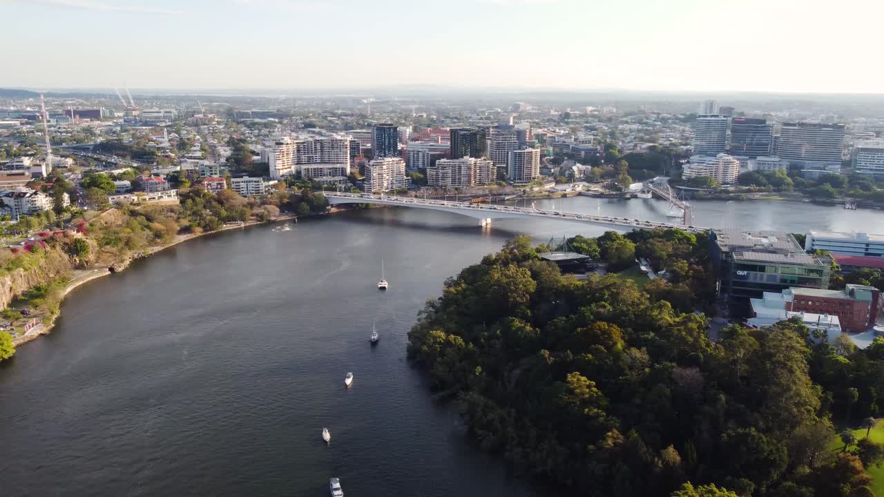 brisbane captain cook bridge en queensland en el río brisbane en australia