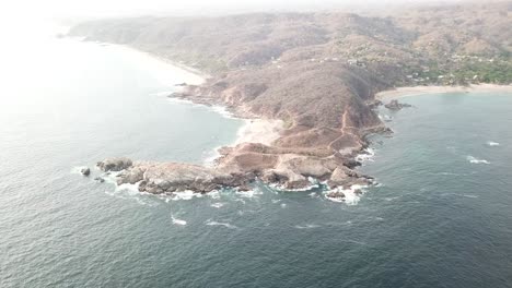 Punta-Cometa-Ist-Ein-Wanderweg-In-Oaxaca,-Der-Von-Einem-Alten-Friedhof-Zum-Meer-Führt