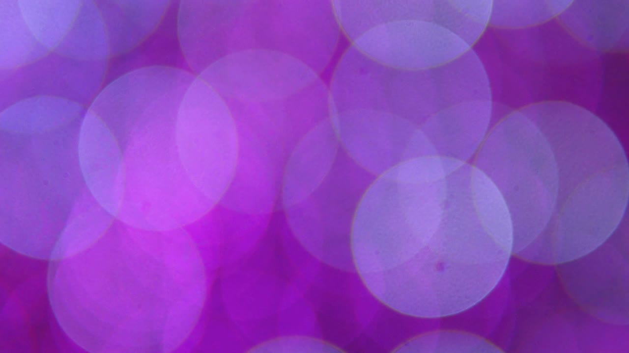 las luces púrpuras forman un fondo bokeh de círculos