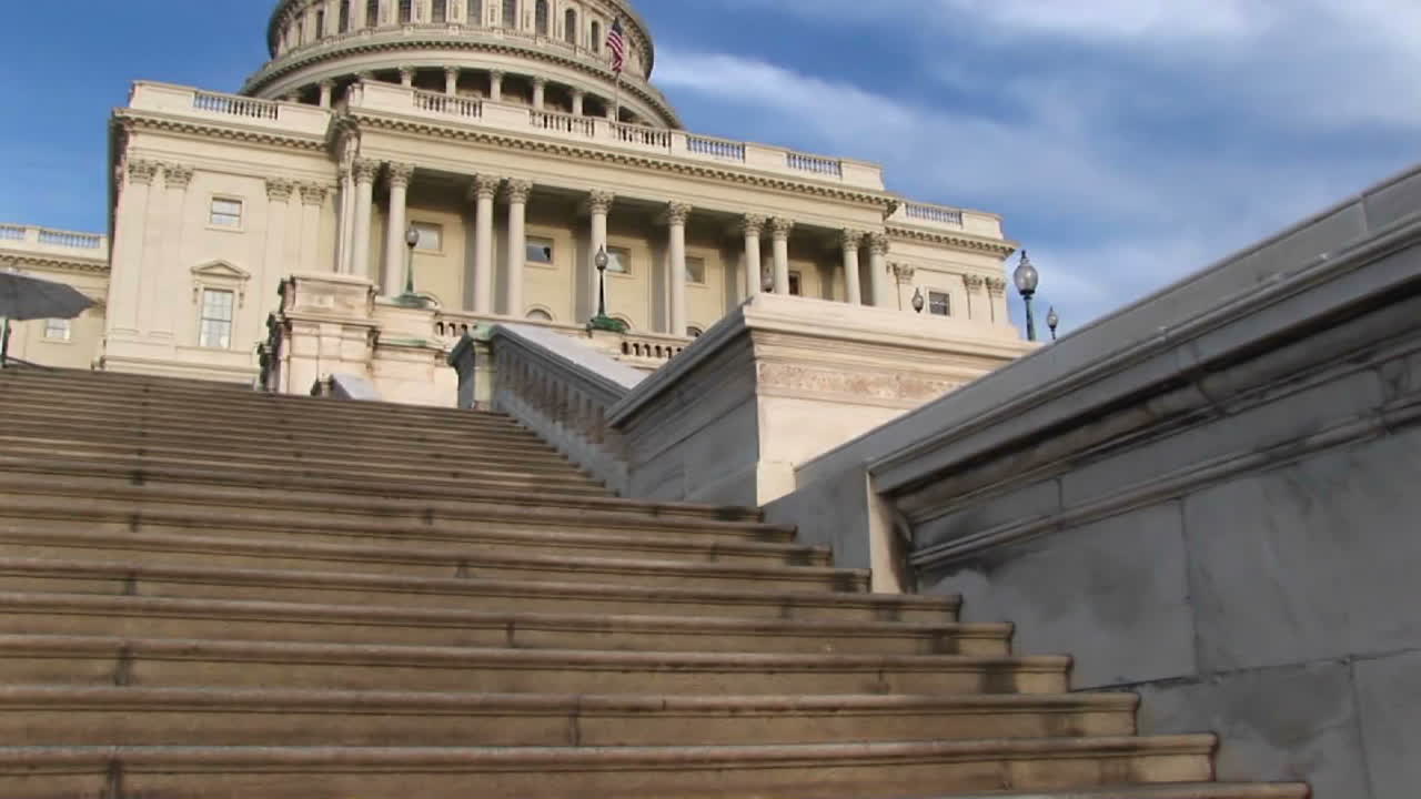 mirando hacia arriba los escalones del emblemático edificio del capitolio estadounidense en washington dc