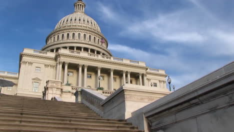 Mirando-Hacia-Arriba-Los-Escalones-Del-Emblemático-Edificio-Del-Capitolio-De-EE.-UU.-En-Washington-DC