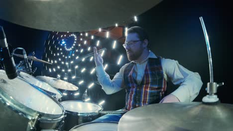 el baterista de rock toca música en un concierto.