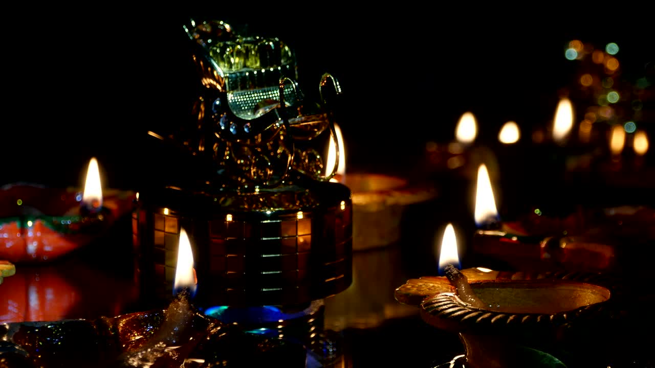 deepak se quema en la oscuridad.