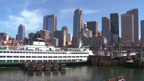 Die-Skyline-Von-Seattle-Vom-Hafen-Mit-Fähren-Im-Vordergrund