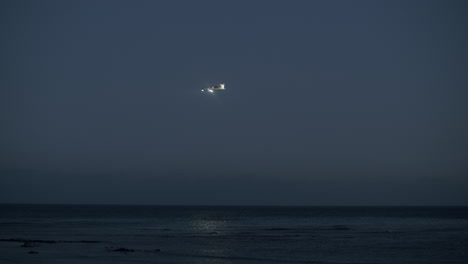 Avión-Llegando-Para-Aterrizar-Sobre-La-Vista-Nocturna-Del-Océano