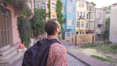 joven en un viaje histórico.