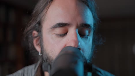 hombre cantando en el micrófono