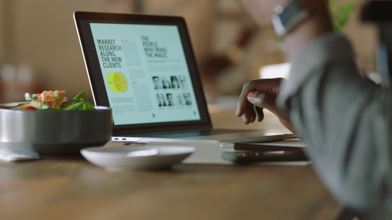 empresario afroamericano que usa una computadora portátil en una cafetería bebiendo café escribiendo documentos trabajando en línea enviando correos electrónicos empresario independiente disfrutando de una mañana relajada de redes de cerca