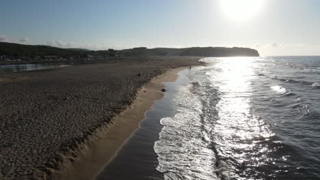 vista de drones en la orilla del mar