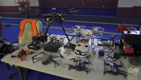 Drones-Y-Aviones-Uav-Perfectamente-Organizados-En-Un-Banco-Interior-En-La-Escuela-Secundaria-Vocacional