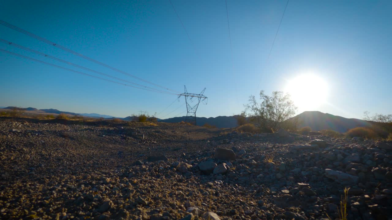 líneas eléctricas en el medio del desierto de nevada