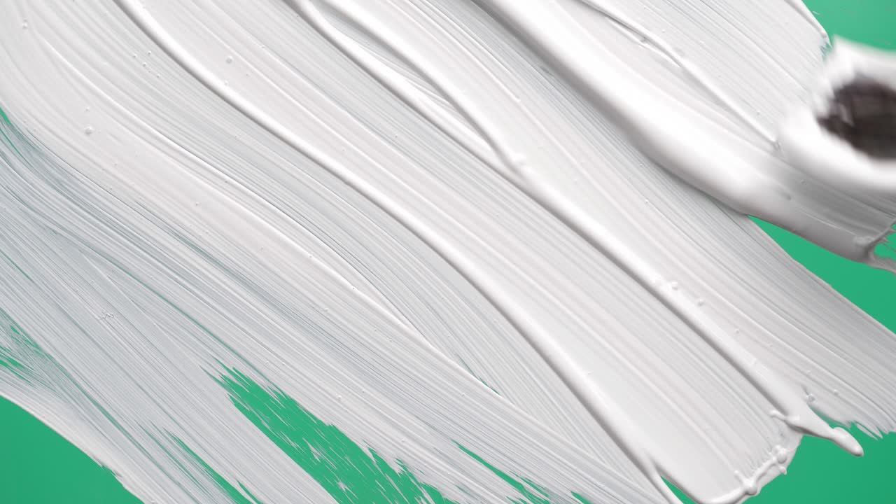 브러쉬가 녹색 스크린을 그립니다. 가까이 가세요.