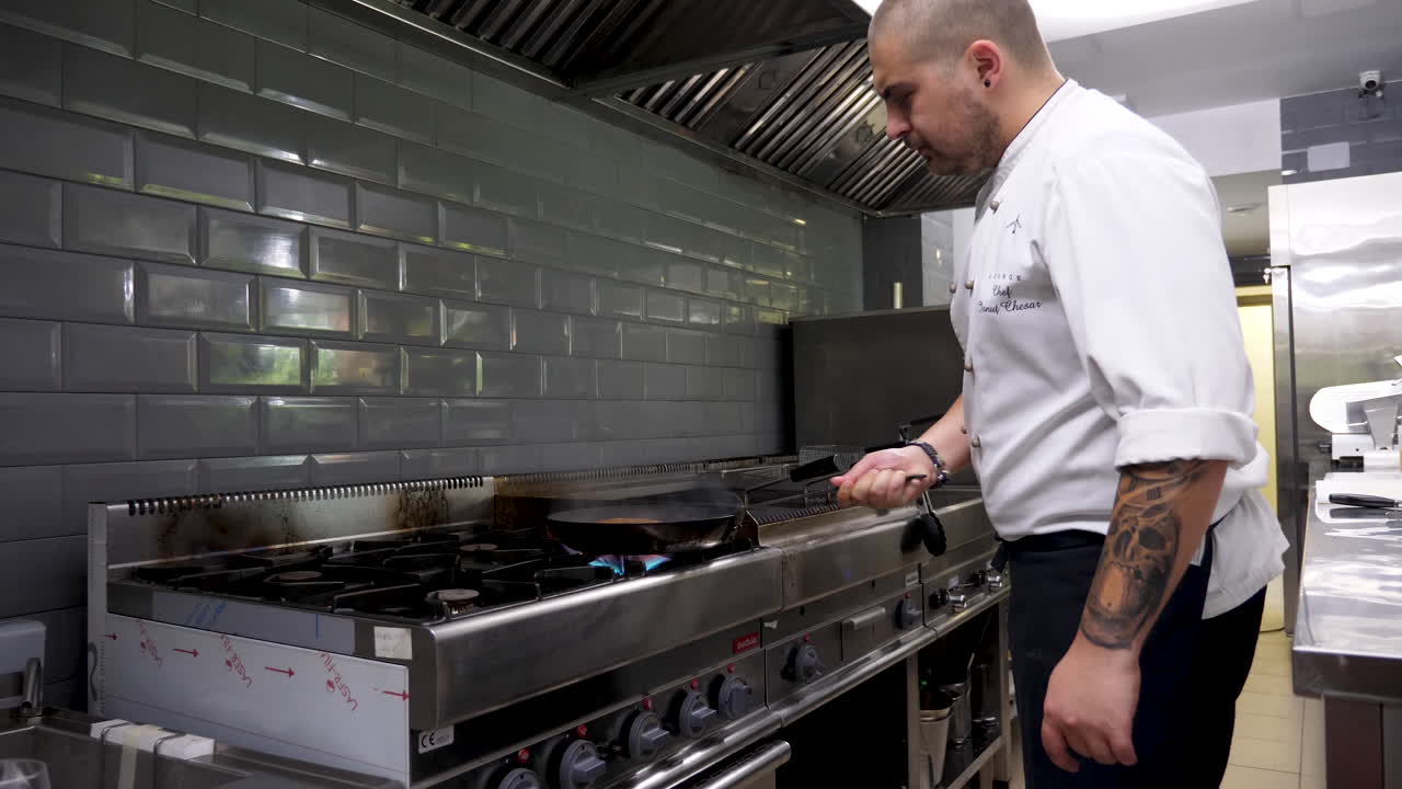 шеф-повар в профессиональной кухне