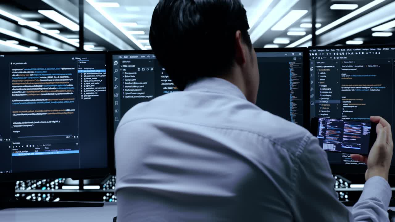 desarrollador de software en una sala de servidores