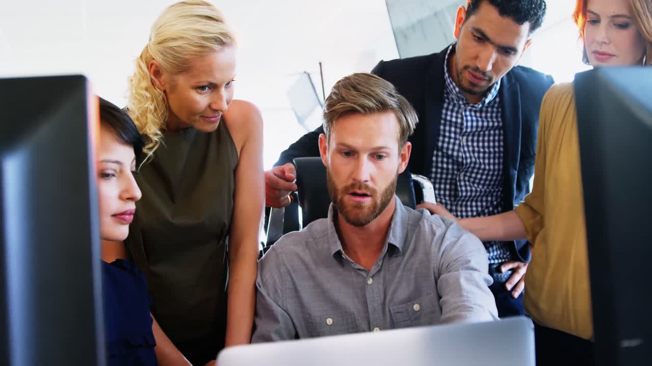 디스크에서 함께 일하는 임원들