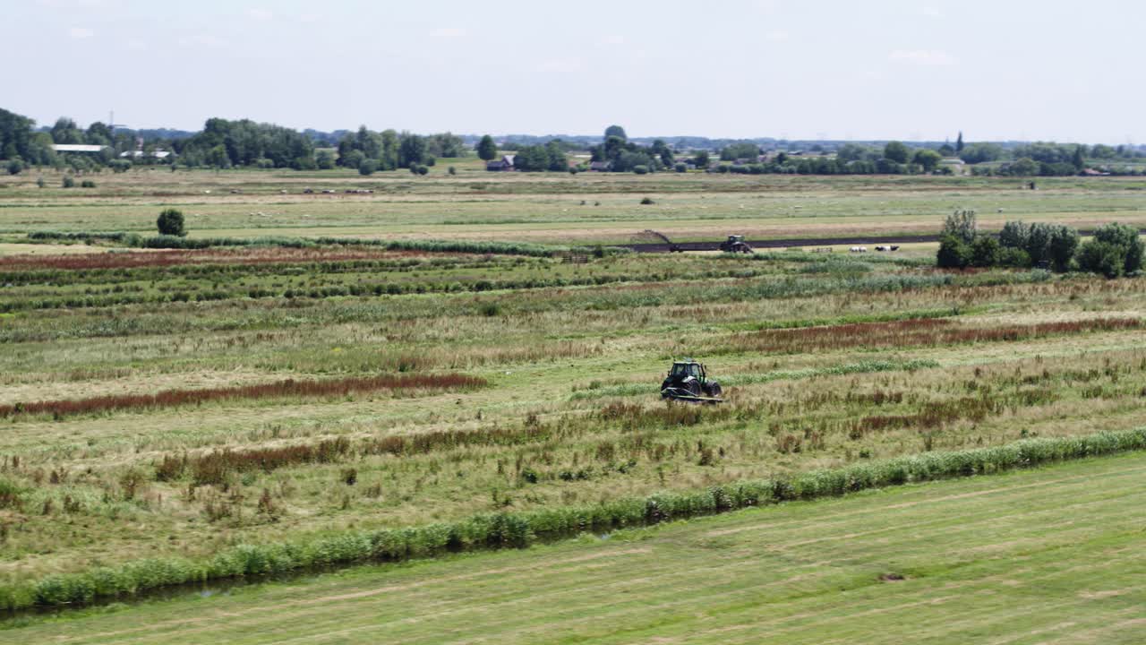 네덜란드 농지와 트랙터