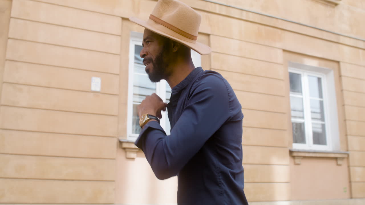 vista lateral del hombre afro caribeño bailando salsa en la calle