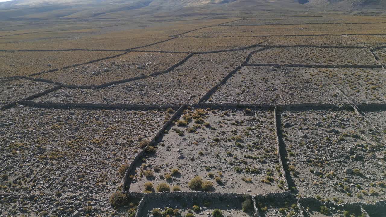 볼리비아의 살라르 데 우유니 근처의 산을 드러내는 공중 기울기