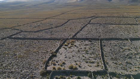 inclinación aérea revelando la montaña en la región cerca de salar de uyuni, bolivia