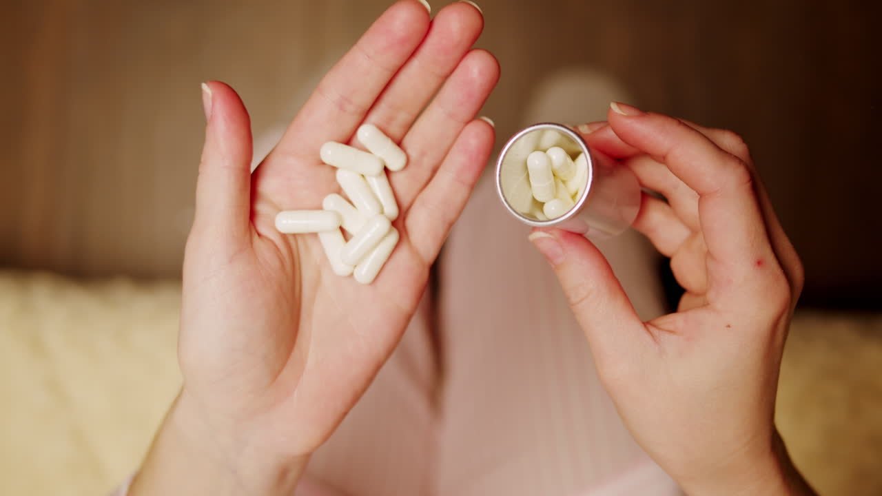 알약 과 알약 용기 를 들고 있는 여자